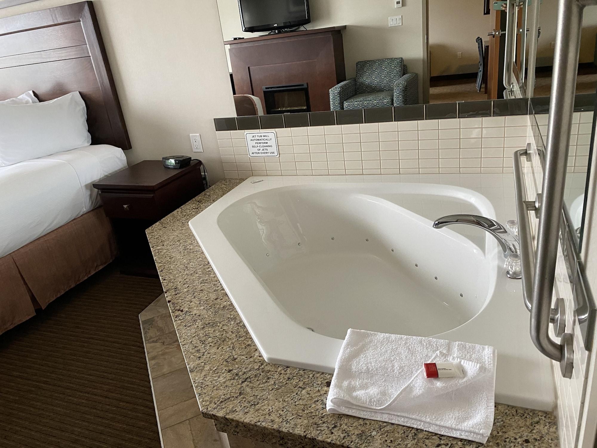 Ramada By Wyndham Creston Hotel Buitenkant foto