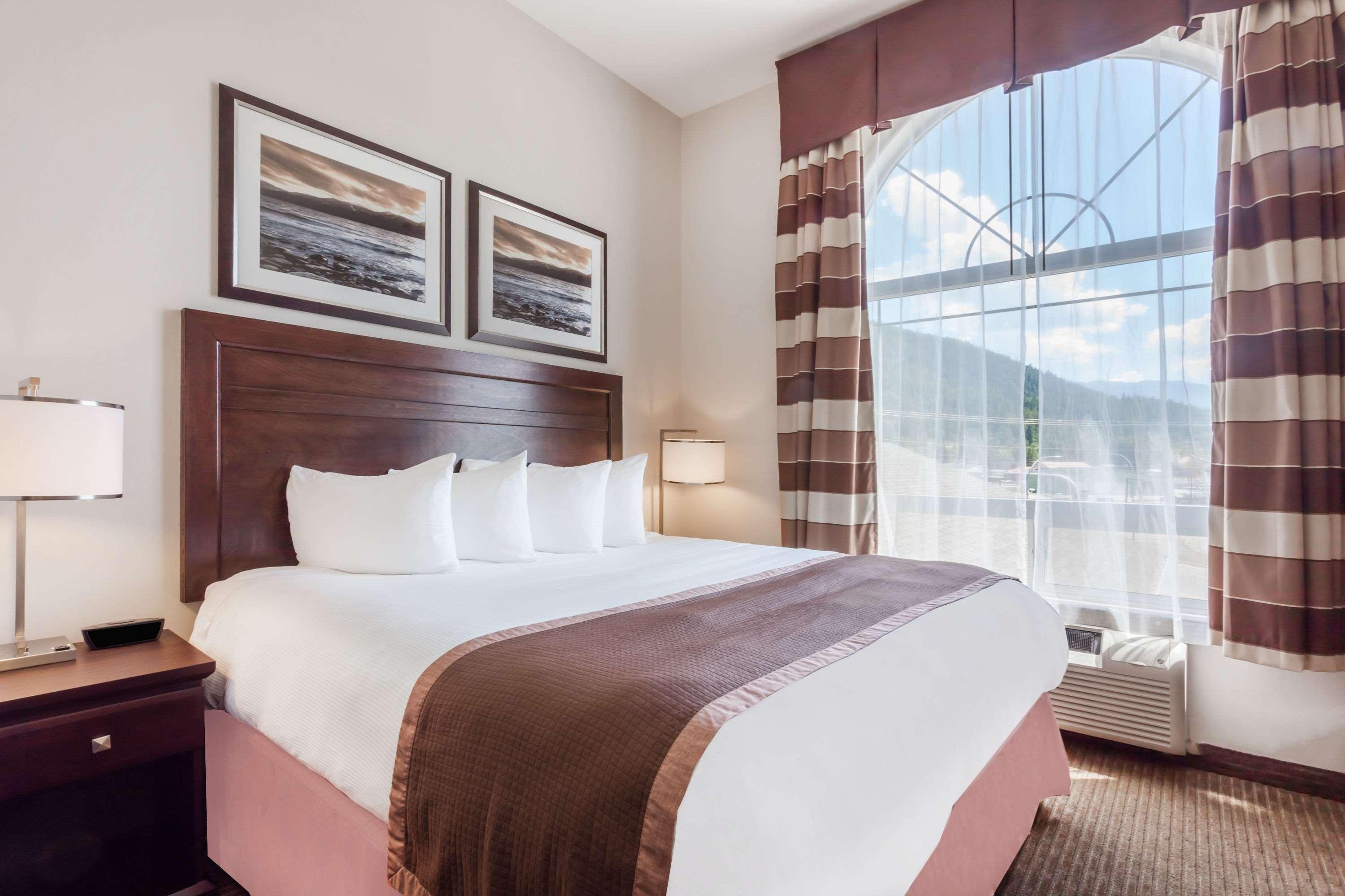 Ramada By Wyndham Creston Hotel Buitenkant foto