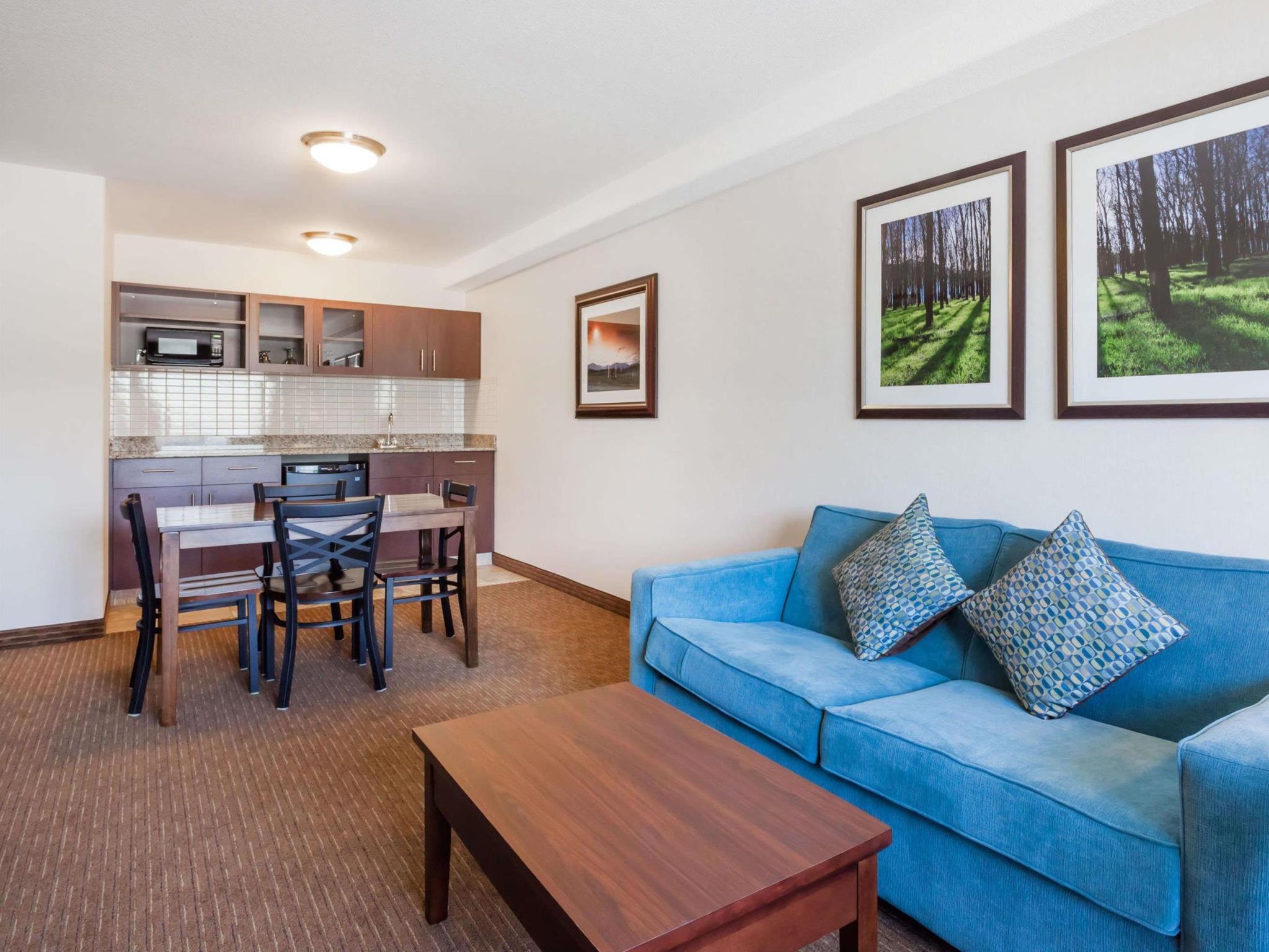 Ramada By Wyndham Creston Hotel Buitenkant foto
