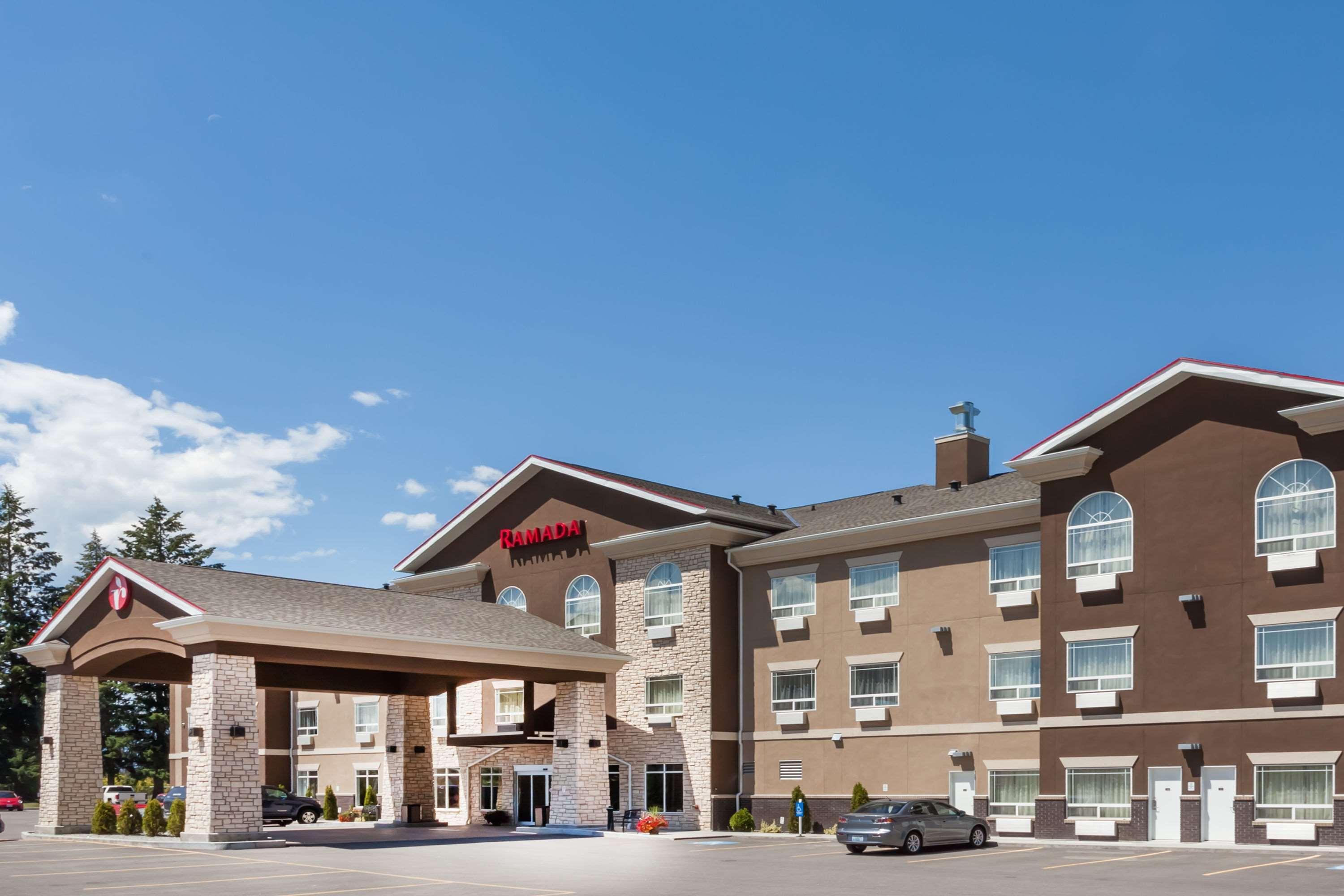 Ramada By Wyndham Creston Hotel Buitenkant foto