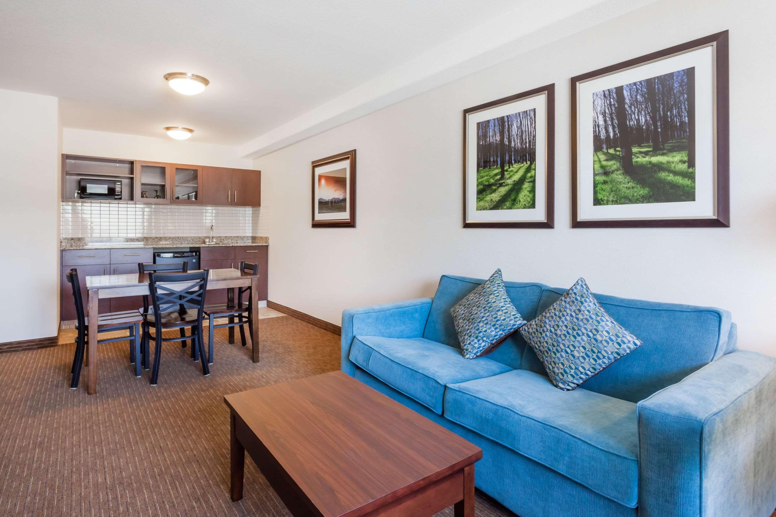Ramada By Wyndham Creston Hotel Buitenkant foto
