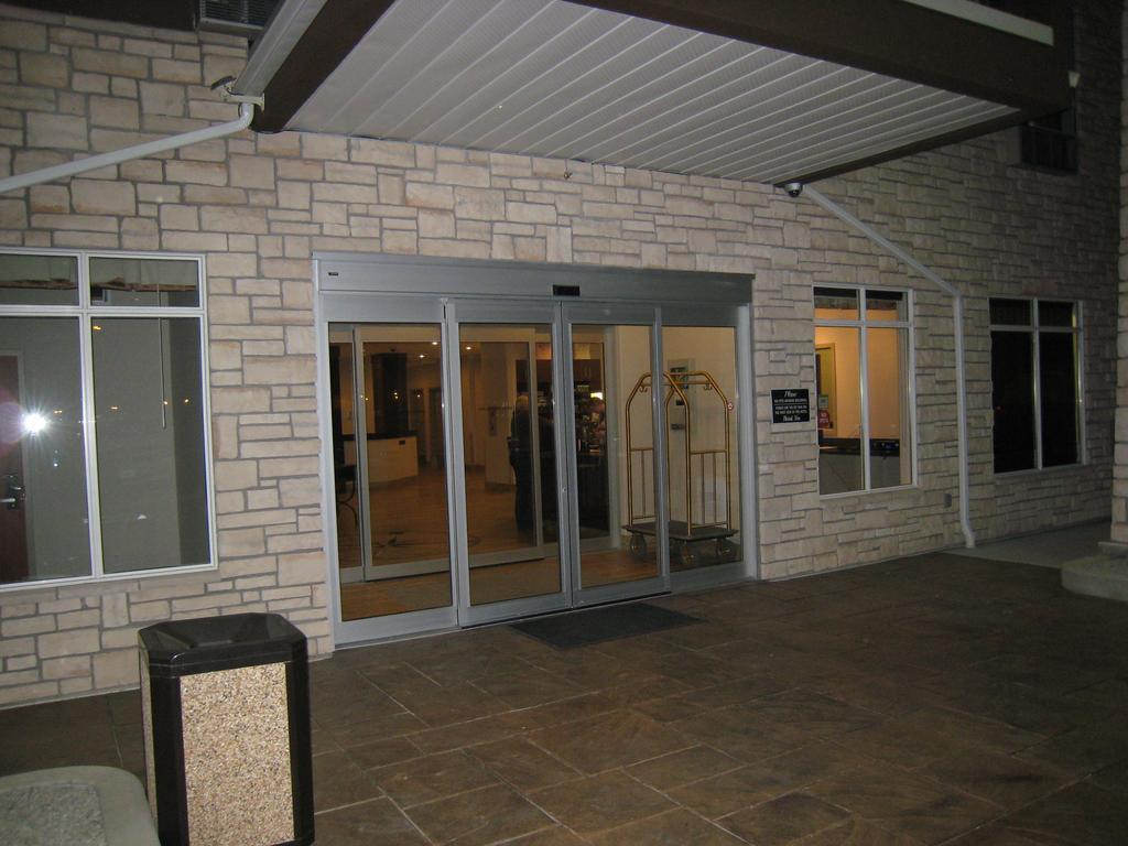 Ramada By Wyndham Creston Hotel Buitenkant foto