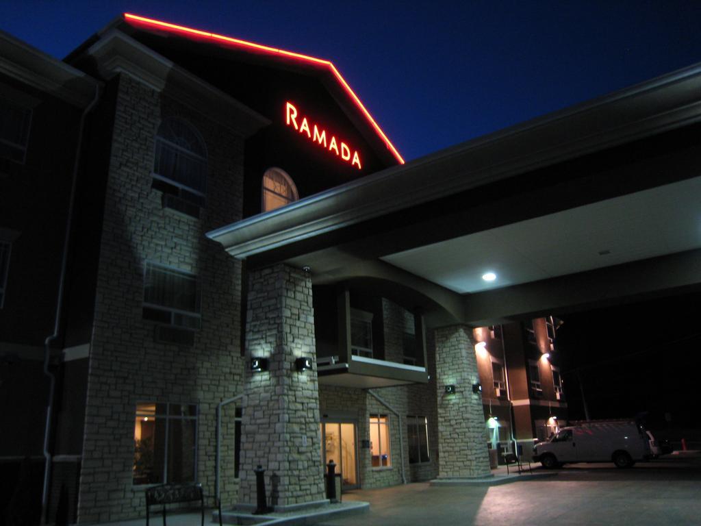 Ramada By Wyndham Creston Hotel Buitenkant foto