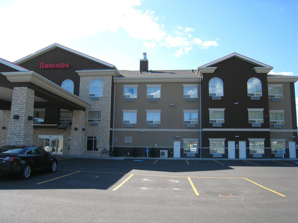 Ramada By Wyndham Creston Hotel Buitenkant foto