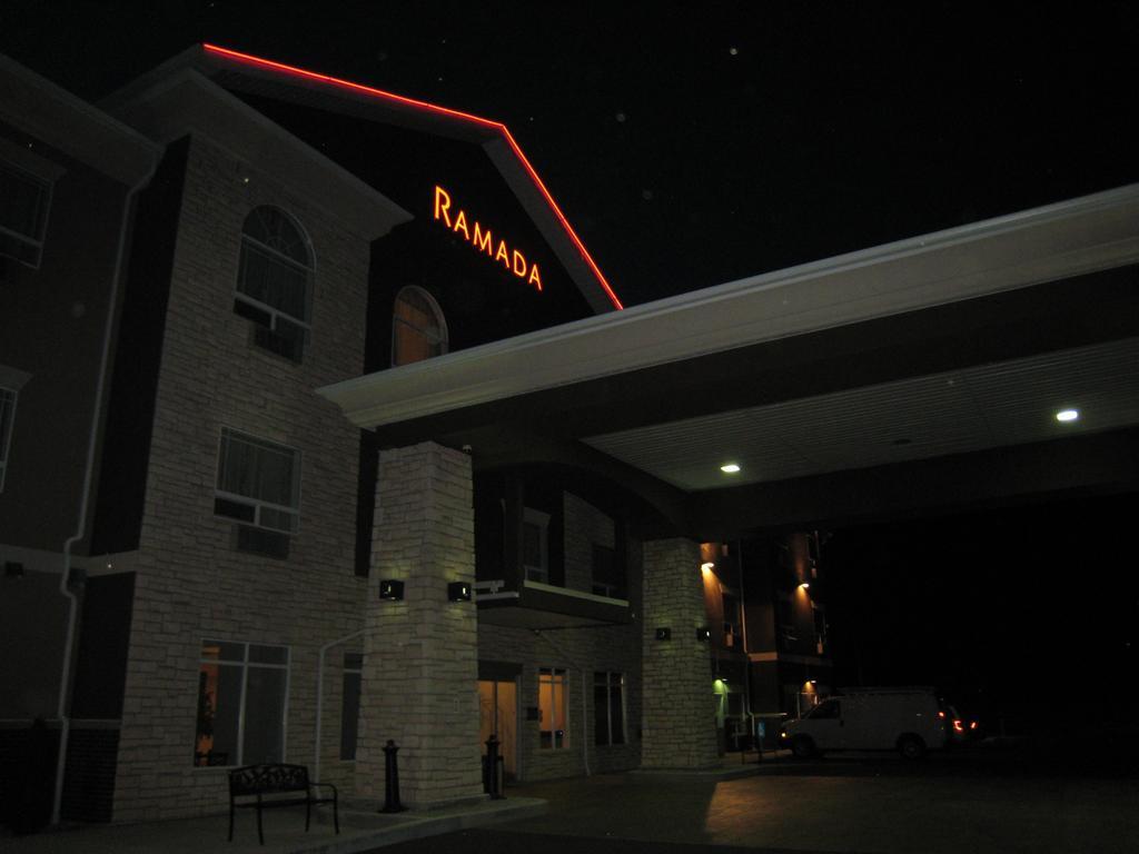 Ramada By Wyndham Creston Hotel Buitenkant foto