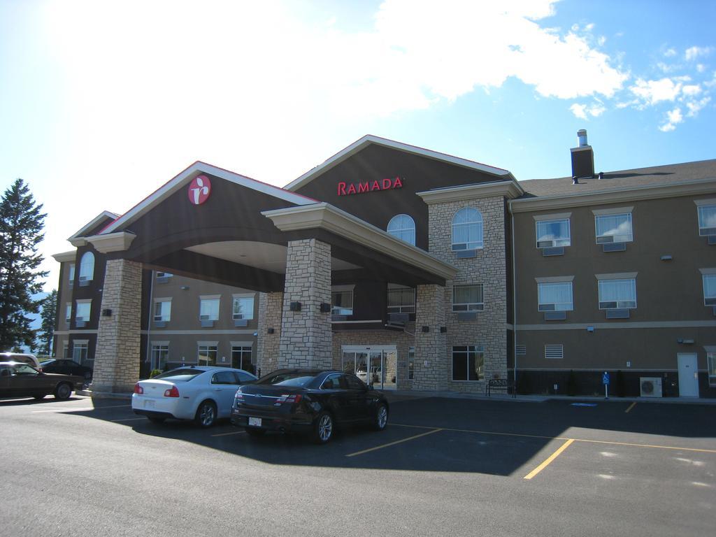 Ramada By Wyndham Creston Hotel Buitenkant foto