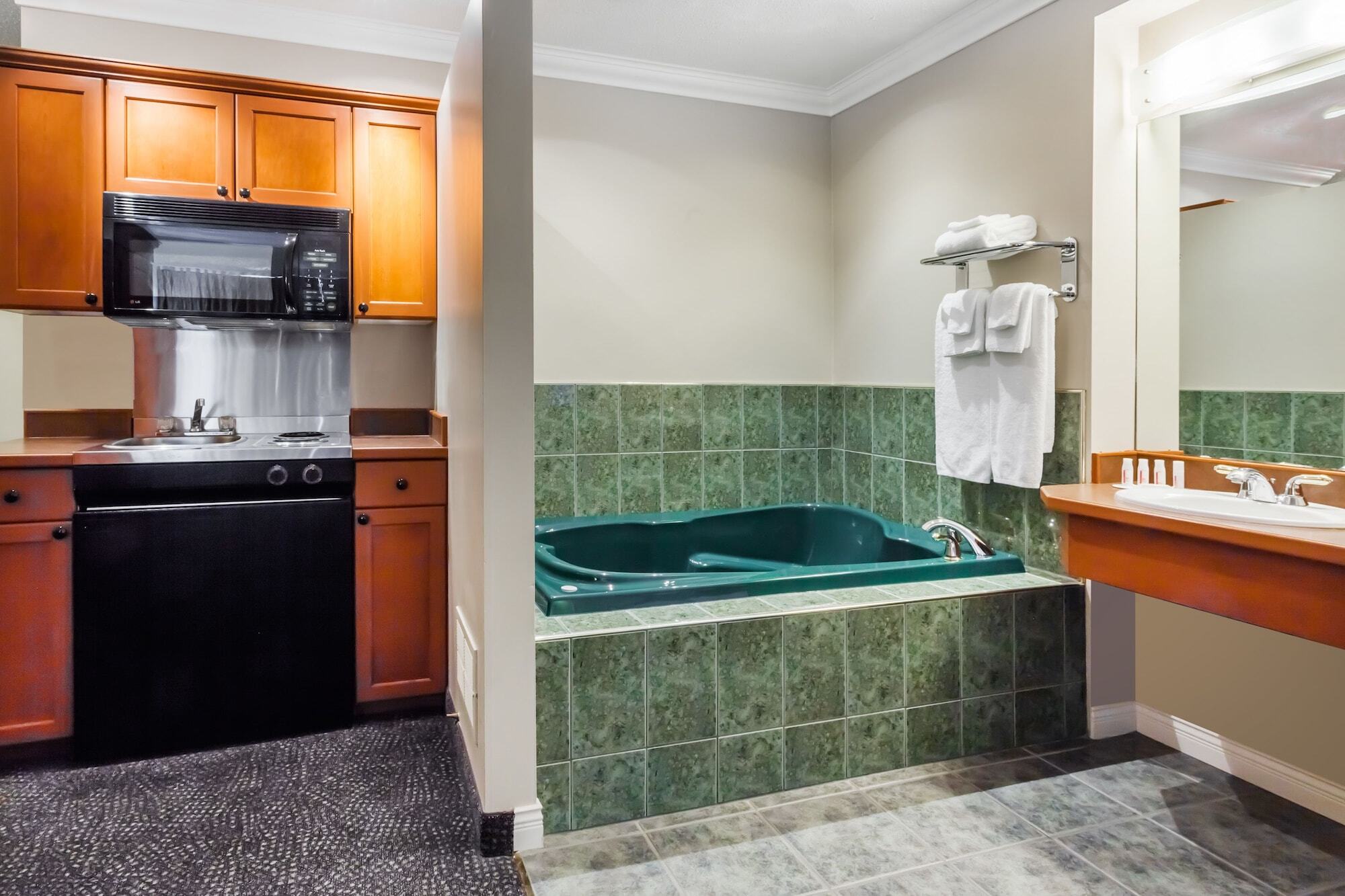 Ramada By Wyndham Creston Hotel Buitenkant foto