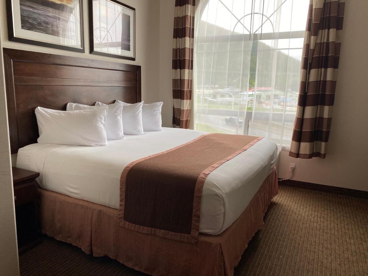 Ramada By Wyndham Creston Hotel Buitenkant foto